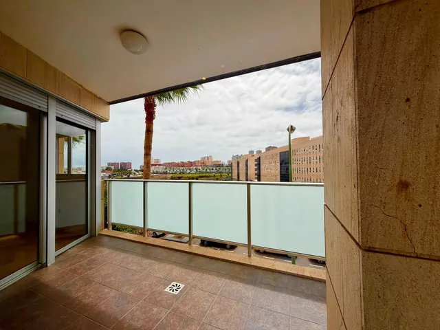 Piso en esquina con terraza junto al Hospital Universitario Dr. Negrín. — 31