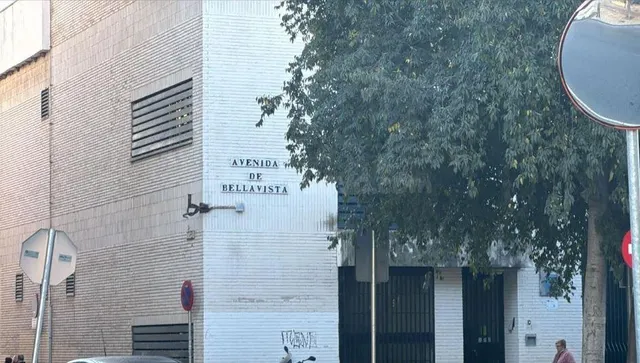 SE VENDE piso OKUPA en C Avenida De Bellavista de Sevilla - foto 2