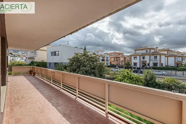 Gran casa con parcela y piscina en Cájar — 27