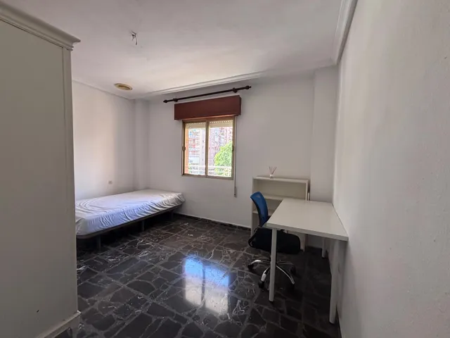 Piso para estudiantes muy luminoso de 3 dormitorios en la Alameda, Cartagena. — 26
