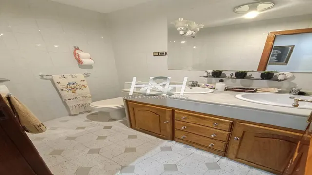 Sensacional villa en urbanización Santa Bárbara. / HH Asesores inmobiliarios. — 41
