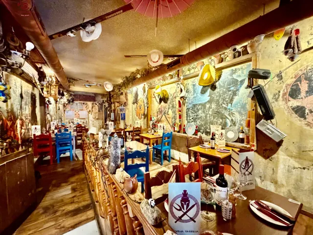 Bar Restaurante con 128m2 distribuidos en planta comercial de 98m2 más almacén de 30m2, ofreciendo una distribución cómoda, funcional y muy eficiente para el desarrollo de la actividad h — 16