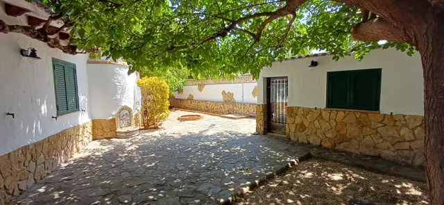 Alquiler anual  Chalet en zona Santa Lucía, con amplia parcela y todas las comodidades — 35