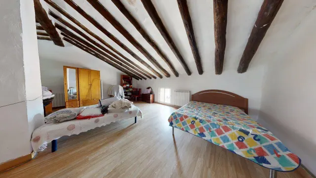 CASA UNIFAMILIAR de 170m2 útiles sobre parcela de 265m2. Distribuido en sótano con bodega, salón, cocina, dos baños, cuatro habitaciones y buhardilla diáfana — 31