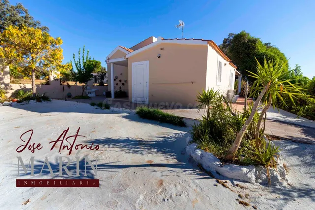 PARCELA CON CASA EN CAMPOMANES A LA VENTA.