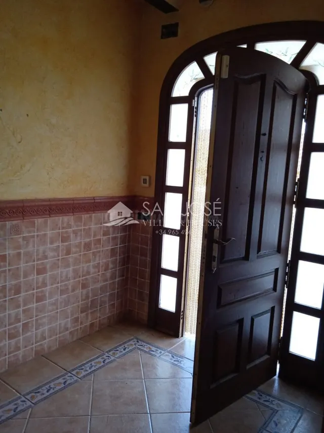 VENTA DE CASA EN UNA BONITA ZONA DE CREVILLENTE — 2