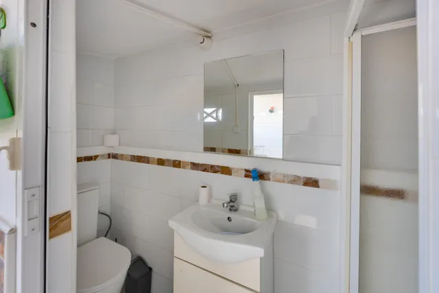 Bungalow planta alta reformado, en residencial con piscina comunitaria — 19