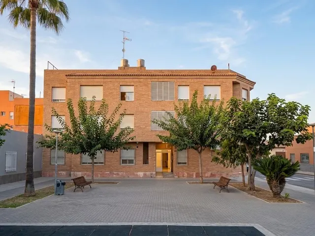 Luminoso piso con gran cocina y balcón frente a una tranquila plaza en Riola — 21