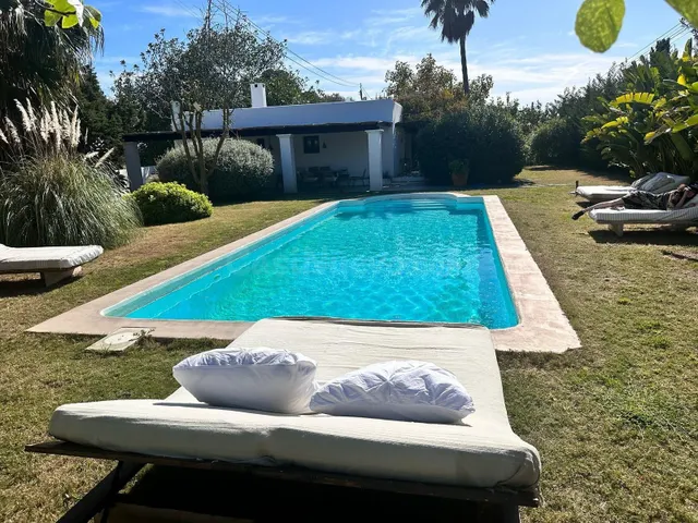 ENCANTADORA VILLA CON ESTUDIO INDEPENDIENTE