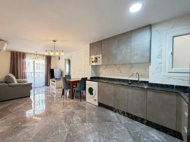Apartamento reformado con vistas al mar con garaje incluido. 2 dorm. 1 baño. con superficie de 65 m2. playa a 100 metros. — 12