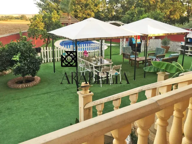 Chalet de 300m2 con piscina y Taller Mecánico profesional en - foto 2