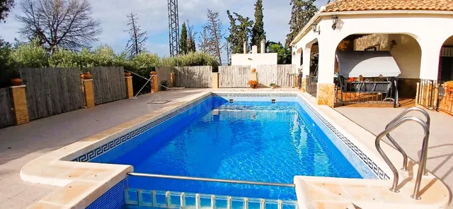 SE VENDE CHALTE DE 5 DORMI, 3 BAÑOS, PISCINA , PARCELA 2300  - foto 4