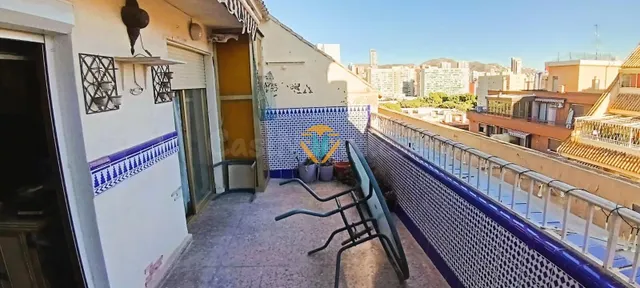 Ático en Benidorm: Espacio y Comodidad a Pasos del Mar