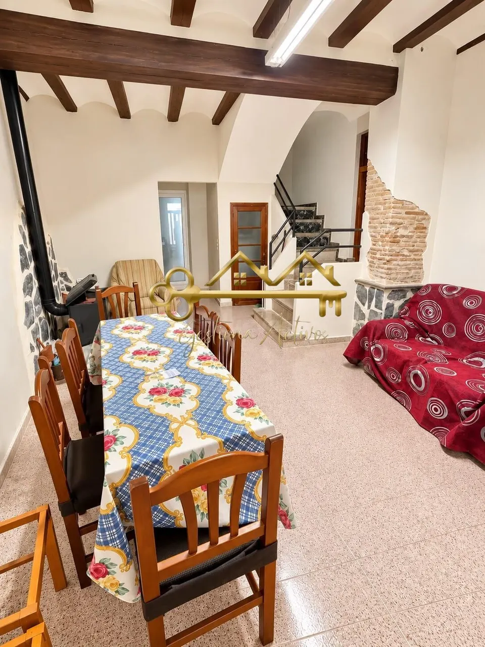 ENCANTADORA CASA DE PUEBLO CON PATIO Y MUCHO ENCANTO
