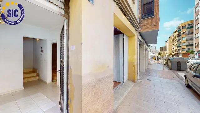 Casa en zona Avda. Capuchinos de planta baja y dos alturas e - foto 5