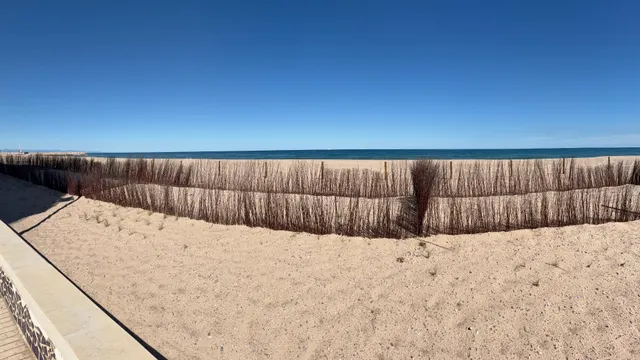 El Perelló, Valencia | primera línea de playa, tres dormitorios y balcón con vistas al mar. — 31