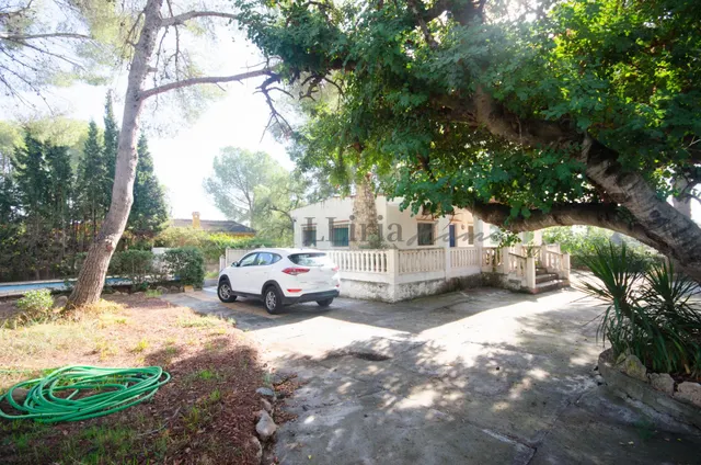 Ref. 04405.- EXCLUSIVA.- Chalet independiente con piscina en Urb. Camp Llíria. — 31