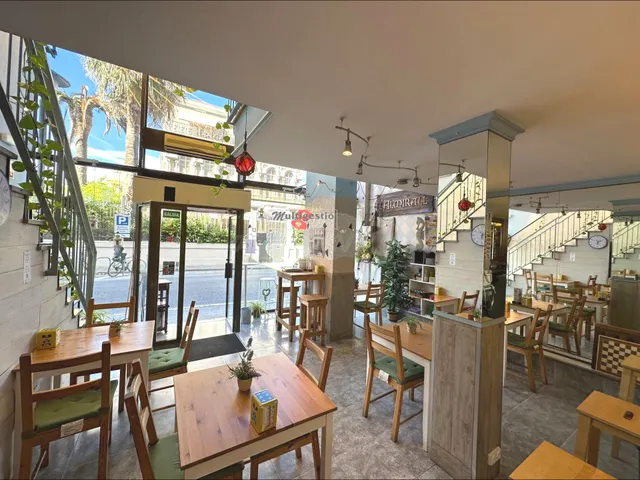 PALAMÓS: SE VENDE LOCAL con negocio de BAR - CAFETERÍA ya mo - foto 5