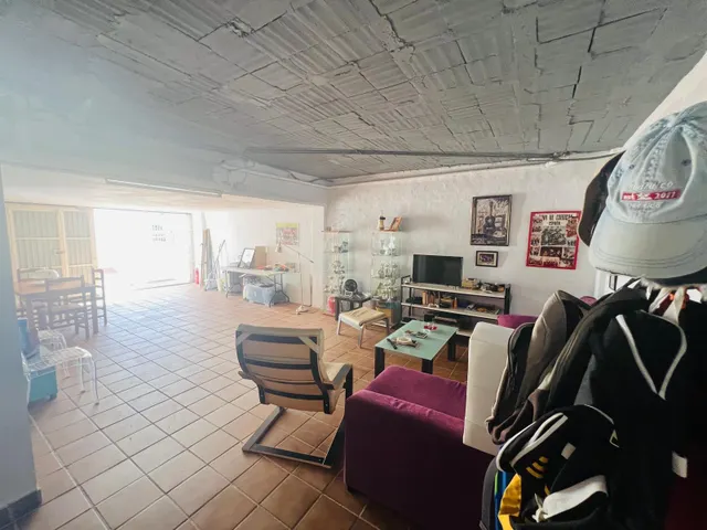 PAREADO EN VENTA EN LA COLINA A UN PASO DE LA PLAYA. — 40