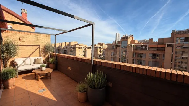 ¡Ático duplex con Terraza, Piscina y Pista de Padel en Maest - foto 2