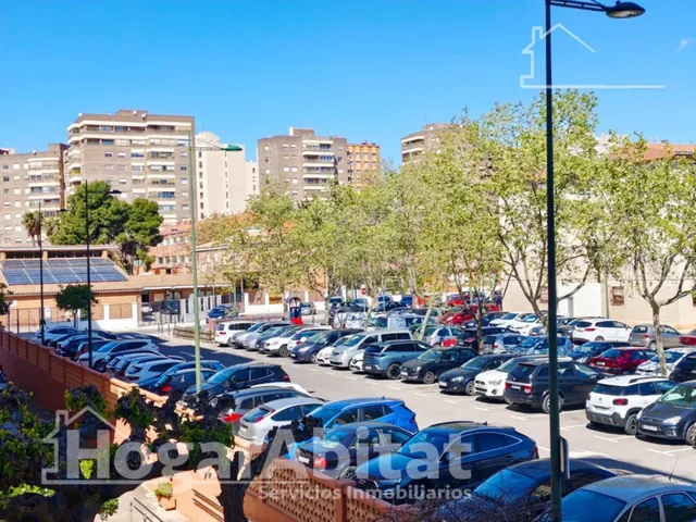 Semireformado, luminoso y esquinero con balcón, cerca del centro — 31