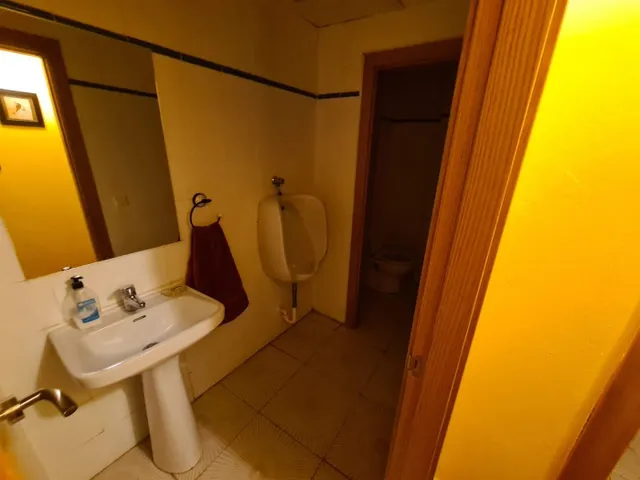 SE VENDE LOCAL  EN EL CENTRO, ACONDICIONADO COMO MERENDERO, AMPLIO COMEDOR, 2 BAÑOS. EQUIPADO. — 14