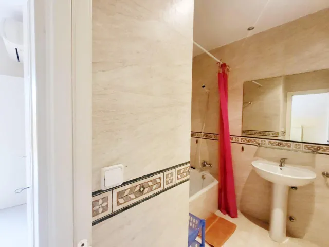 ÁTICO EXCLUSIVO CON VISTAS, TERRAZAS, PISCINA Y GARAJE – A 250 M DE LA PLAYA — 15