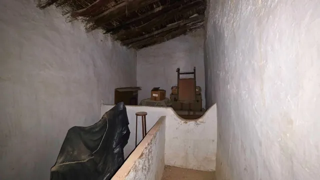 ¿Buscas espacio sin límites? 400 m2 de puro potencial en el corazón de Uleila. — 46