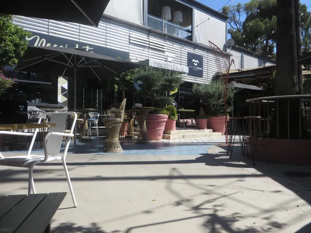 Local comercial, en Ciudad Jardín, con licencia de apertura de taller de motos. — 14
