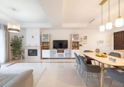Apartamento en planta baja elevada con jardín privada, en La Mairena. — 4
