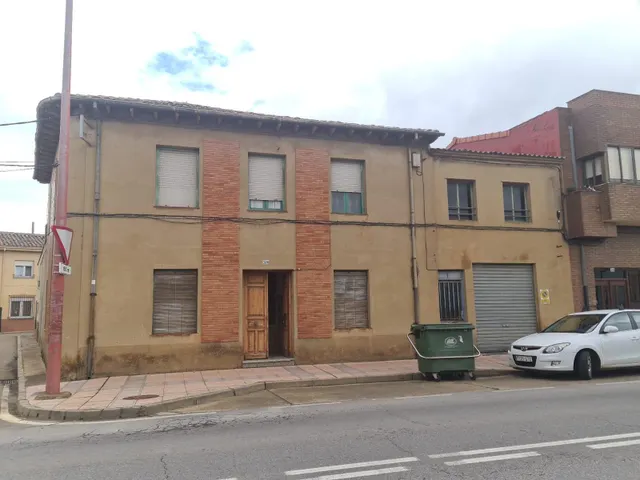 SE VENDE CASA EN VALENCIA DE DON JUAN, 2 PLANTAS, COCHERA, M