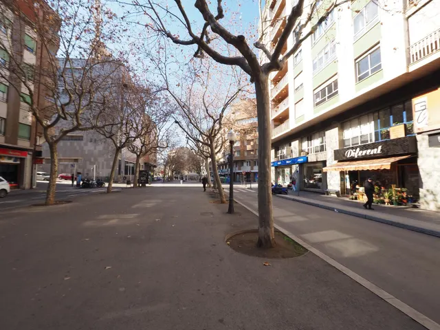 SE VENDE LOCAL COMERCIAL EN MANRESA, ZONA PASSEIG PERE III — 11
