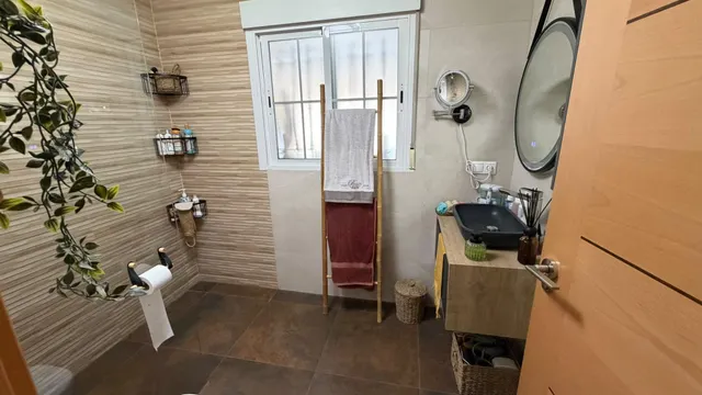 VILLA DE 4 DORMITORIOS Y 3 BAÑOS. PARCELA DE 1.850 M2. CON PISCINA CLIMATIZADA Y CASA DE INVITADOS INDEPENDIENTE EN CATRAL. — 30