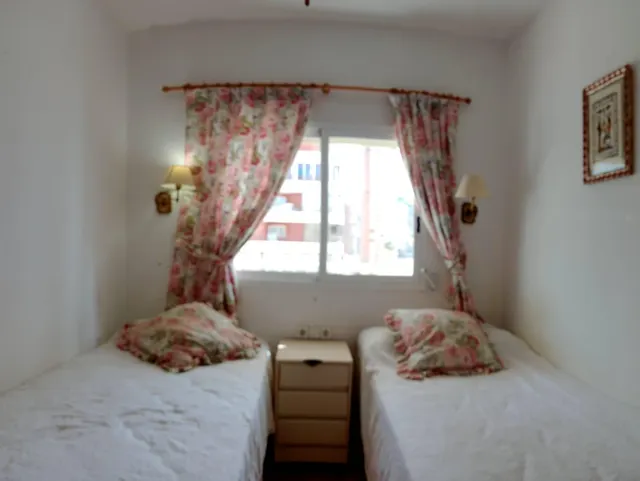 Amplio piso con vistas al mar y 4 dormitorios en 1 Línea playa Levante. — 17
