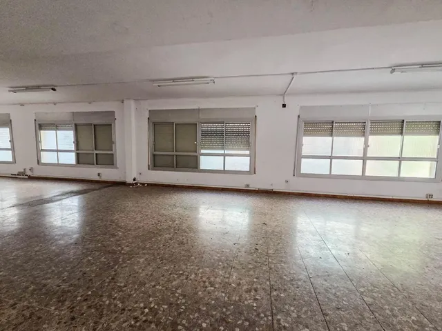 Edificio de tres plantas en alquiler en Barberá del Vallés — 2