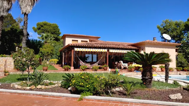 Encantadora villa con vistas al mar y piscina en una ubicaci