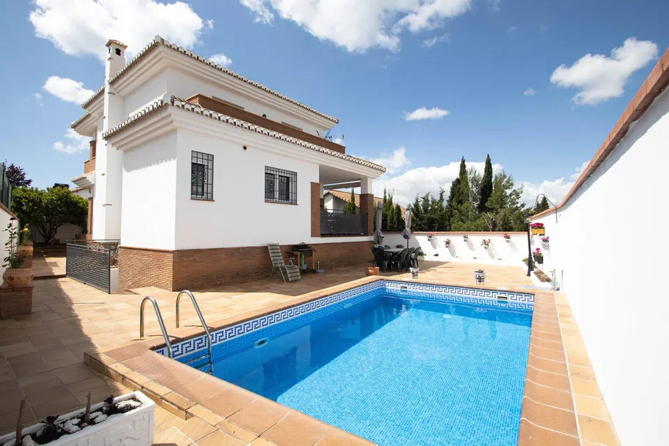 CHALET INDEPENDIENTE CON PISCINA