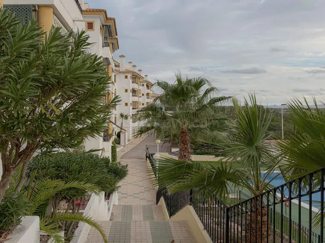 Orihuela Costa! Espectacular apartamento con amplios espacios + gran terraza con vistas despejadas y laterales al mar + Parking comunitario + Piscina comunitaria con zonas ajardinadas — 2