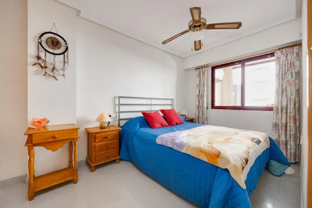 Gran piso de 4 dormitorios y dos baños en el corazón de Torrevieja, a menos de 500 metros del mar — 6
