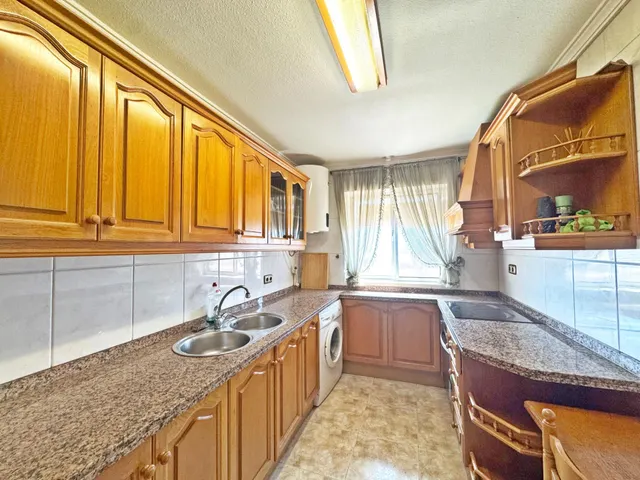Amplio piso en esquina todo exterior con terraza y vistas al mar junto a Vialia y Avenida de Andalucía. — 23