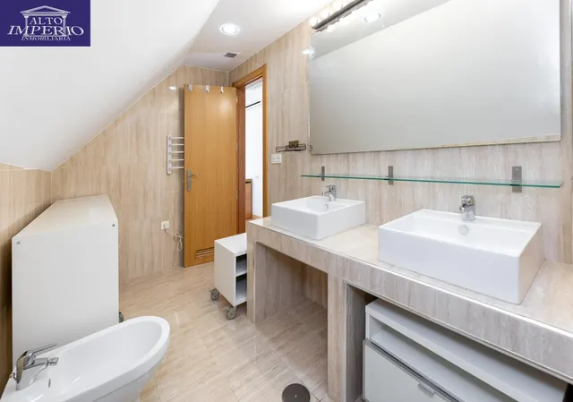 ÁTICO DÚPLEX EN EL BARRIO DE MONACHIL. — 26