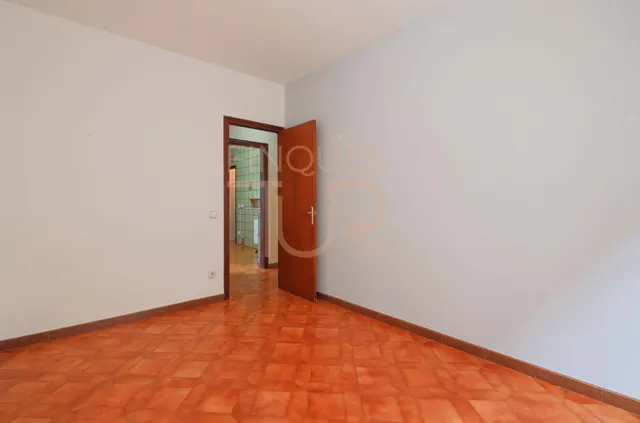 VENTA de AMPLIO en BREDA:  4 DORMITORIOS, MUY LUMINOSO y JUNTO al CENTRO DE BREDA — 16