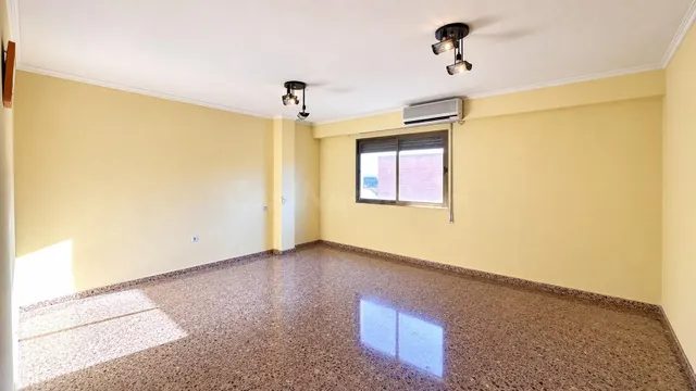 PISO EN VENTA EN CARLET – AMPLITUD, COMODIDAD Y EXCELENTE UB - foto 2