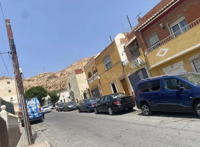 SE VENDE piso OKUPA en C RVDA MADRE MARIA MICAELA  56 de Alm — 3