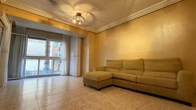 ✨ Piso de 135 m2 en pleno centro de Torrevieja, junto a la Plaza de la Constitución – Amplio, luminoso y con infinitas posibilidades ✨ — 6