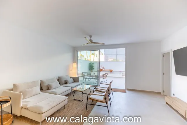 Planta baja con piscina privada y amplias terrazas — 11