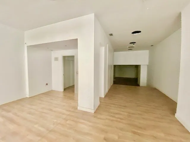 Se alquila local en Avda. Zaragoza, junto a Plaza Príncipe de Viana — 4