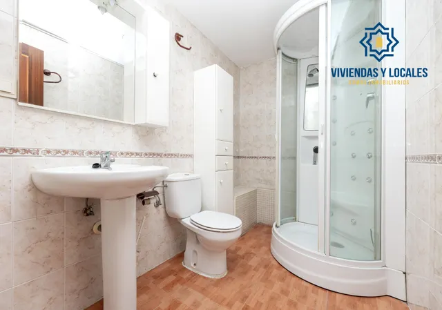 Vive en el corazón de Armilla: 4 dormitorios, patio, terraza y garaje — 17