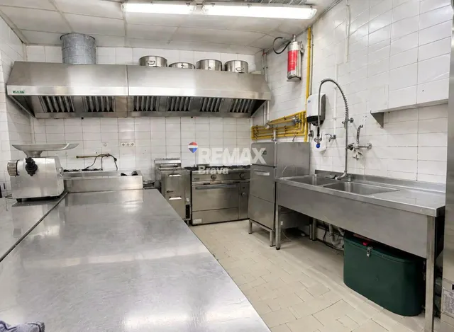 Oportunidad Única: Local comercial. Rostisseria equipada en Venta en Flaçà, Girona. A un paso de la Estación de Tren. — 10