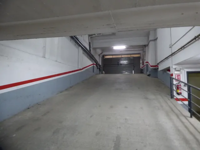 PARKING PARA COCHE ZONA HOSPITAL — 4